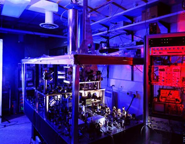 Relógio Atômico de Fonte de Átomos de Césio