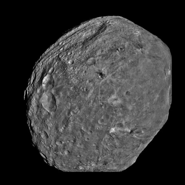 Vesta vu par la sonde Dawn avec ses cratères Rheasilvia et Veneneia