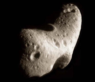 asteroide (433) Eros, fotografiado por la sonda NEAR. 
