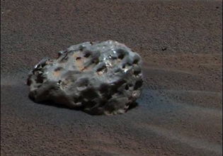 meteorito de ferro fotografado em Marte
