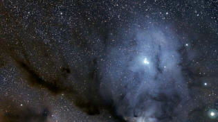 nuvem escura de poeira ao redor de Rho Ophiuchus