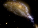 Colisão de duas galáxias, a pequena galáxia rasga a grande galáxia NGC 6745