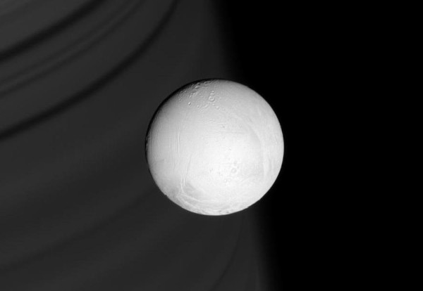 http://www.astronoo.com/images/lunes/encelade-focus.jpg