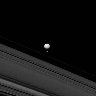 Mimas et pandore, lunes de Saturne