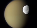 titã e Dione visto por satélite