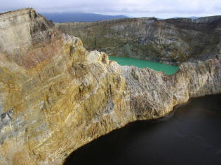 les cratères du volcan kelimutu en indonésie