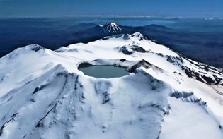 Cratère du Volcan Ruapehu, volcan Ngauruhoe en arrière plan