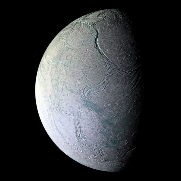 Encélado visto por Cassini con sus penachos de vapor